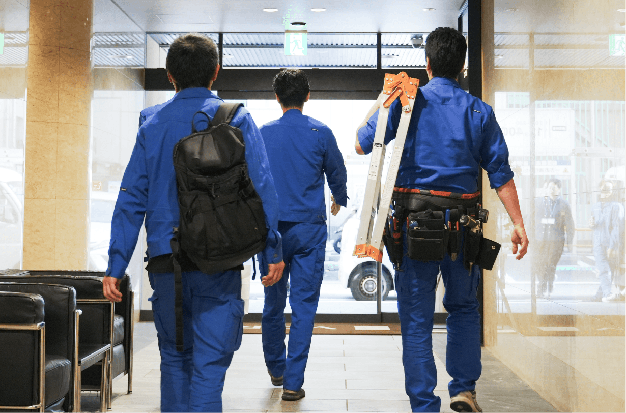 イエノナカカンパニーの作業員3名が現場へ向かう様子