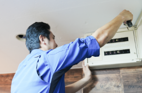 事故予防の設備交換の作業風景